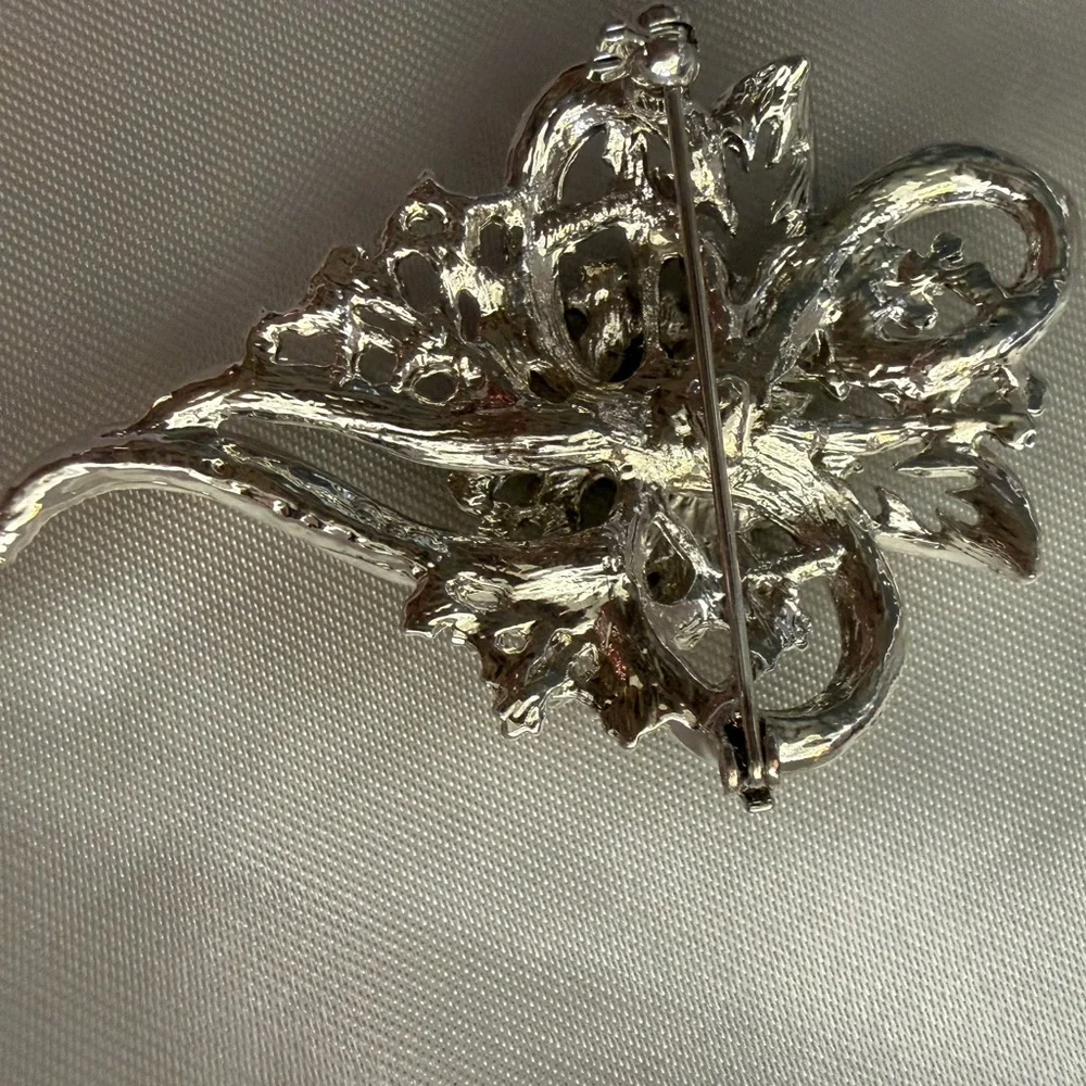 Sparkling Set of Three Crystal Brooches/Pins - Picture 3 of 7